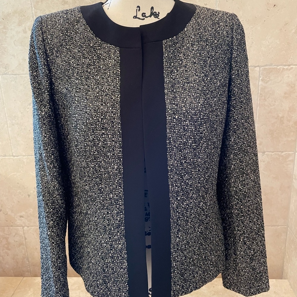 KASPER JACKET A TWEED ABOVE WITH PADDED SHOULDER FOR A CLASSIC TOUCH